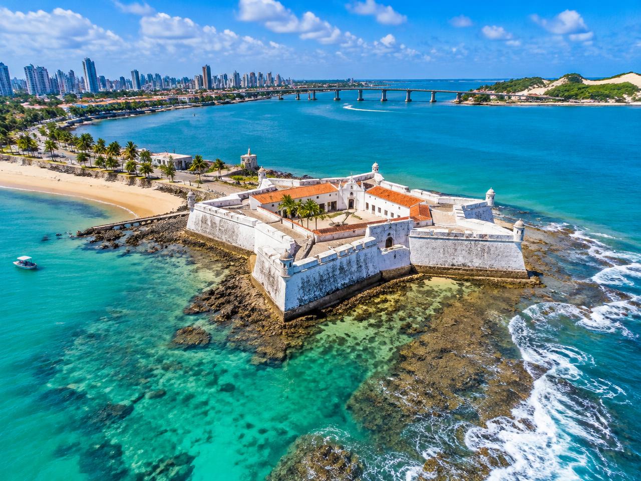 Praia do Forte & Fortaleza dos Reis Magos
